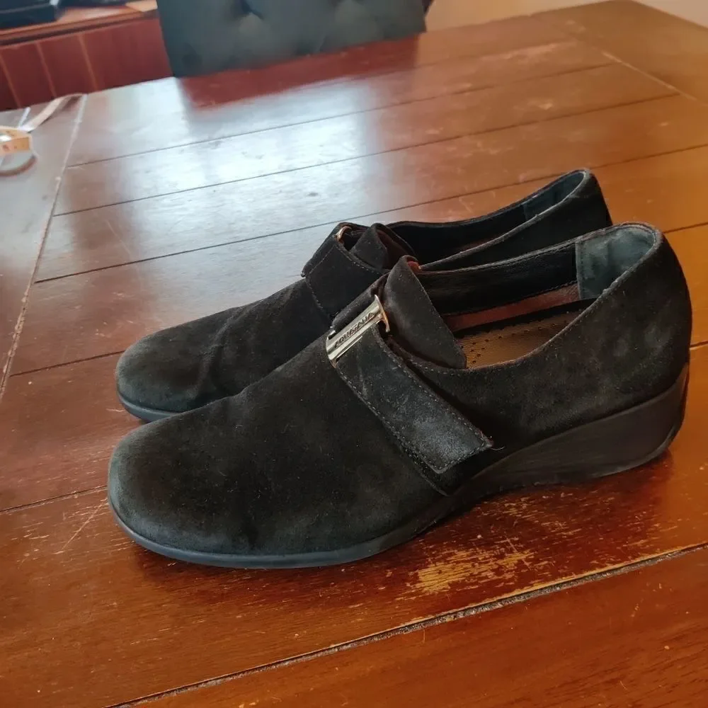 𝅺aquatalia black suede loafers wedge heel silertone hardware size 8.5